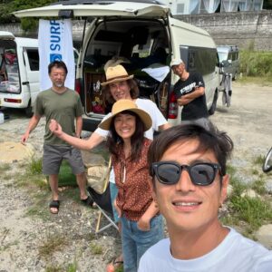 Yûsuke Iseya Instagram - 高知では3晩のステイで、雨予報がひっくり返って晴天続き。2日目のサーフィンは大岐の浜❗️インドネシアで出会った　@surfriderjp の中川さんと合流して、僕の四国のお友達を紹介したら、オーストラリアで既に会ってたと言う物凄い偶然。引き合わせが凄い〜❣️
　前日と比べると、打って変わって波も気持ちよく割れてくれて走れるし遊べる❣️もうパドル出来ないくらい波に乗って、合間にはサップもして、子供と戯れて、これ以上ない幸福感のなかで毎晩寝ました。
　そう言えば、宿泊したのはウェブでたまたま見つけた  @surfhouse.realista のお宿。これまた偶然にも僕のスノーボード仲間で、一緒にジャンプスーツを作った　@p01_playdesign 川井君と去年野沢スキー場で知り合ったと言うご夫婦のお宿。

　こんなにも全てが恵まれていると感じながら、旅が出来たのは、出会ってくれた高知のみんなや、僕を松山での講演に呼び続けてくれた松山市役所の中矢さんや、謙君夫婦のお陰だと思うと、ありがたくて泣けてくるんです。
　本当にありがとうございました😭