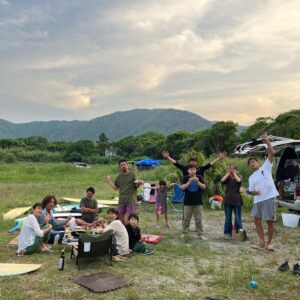 Yûsuke Iseya Instagram - 高知では3晩のステイで、雨予報がひっくり返って晴天続き。2日目のサーフィンは大岐の浜❗️インドネシアで出会った　@surfriderjp の中川さんと合流して、僕の四国のお友達を紹介したら、オーストラリアで既に会ってたと言う物凄い偶然。引き合わせが凄い〜❣️
　前日と比べると、打って変わって波も気持ちよく割れてくれて走れるし遊べる❣️もうパドル出来ないくらい波に乗って、合間にはサップもして、子供と戯れて、これ以上ない幸福感のなかで毎晩寝ました。
　そう言えば、宿泊したのはウェブでたまたま見つけた  @surfhouse.realista のお宿。これまた偶然にも僕のスノーボード仲間で、一緒にジャンプスーツを作った　@p01_playdesign 川井君と去年野沢スキー場で知り合ったと言うご夫婦のお宿。

　こんなにも全てが恵まれていると感じながら、旅が出来たのは、出会ってくれた高知のみんなや、僕を松山での講演に呼び続けてくれた松山市役所の中矢さんや、謙君夫婦のお陰だと思うと、ありがたくて泣けてくるんです。
　本当にありがとうございました😭