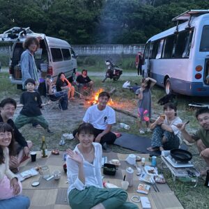 Yûsuke Iseya Instagram - 高知では3晩のステイで、雨予報がひっくり返って晴天続き。2日目のサーフィンは大岐の浜❗️インドネシアで出会った　@surfriderjp の中川さんと合流して、僕の四国のお友達を紹介したら、オーストラリアで既に会ってたと言う物凄い偶然。引き合わせが凄い〜❣️
　前日と比べると、打って変わって波も気持ちよく割れてくれて走れるし遊べる❣️もうパドル出来ないくらい波に乗って、合間にはサップもして、子供と戯れて、これ以上ない幸福感のなかで毎晩寝ました。
　そう言えば、宿泊したのはウェブでたまたま見つけた  @surfhouse.realista のお宿。これまた偶然にも僕のスノーボード仲間で、一緒にジャンプスーツを作った　@p01_playdesign 川井君と去年野沢スキー場で知り合ったと言うご夫婦のお宿。

　こんなにも全てが恵まれていると感じながら、旅が出来たのは、出会ってくれた高知のみんなや、僕を松山での講演に呼び続けてくれた松山市役所の中矢さんや、謙君夫婦のお陰だと思うと、ありがたくて泣けてくるんです。
　本当にありがとうございました😭