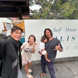 Yûsuke Iseya Instagram - 高知では3晩のステイで、雨予報がひっくり返って晴天続き。2日目のサーフィンは大岐の浜❗️インドネシアで出会った　@surfriderjp の中川さんと合流して、僕の四国のお友達を紹介したら、オーストラリアで既に会ってたと言う物凄い偶然。引き合わせが凄い〜❣️
　前日と比べると、打って変わって波も気持ちよく割れてくれて走れるし遊べる❣️もうパドル出来ないくらい波に乗って、合間にはサップもして、子供と戯れて、これ以上ない幸福感のなかで毎晩寝ました。
　そう言えば、宿泊したのはウェブでたまたま見つけた  @surfhouse.realista のお宿。これまた偶然にも僕のスノーボード仲間で、一緒にジャンプスーツを作った　@p01_playdesign 川井君と去年野沢スキー場で知り合ったと言うご夫婦のお宿。

　こんなにも全てが恵まれていると感じながら、旅が出来たのは、出会ってくれた高知のみんなや、僕を松山での講演に呼び続けてくれた松山市役所の中矢さんや、謙君夫婦のお陰だと思うと、ありがたくて泣けてくるんです。
　本当にありがとうございました😭