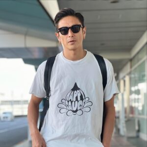 Yûsuke Iseya Instagram - 愛媛は松山での講演後の際、四国でサーフィンしたくて、板も持って行ってました！
　Instagramでずーっと見てて、めちゃ乗りたかった @ken.shibuya (謙ちゃん)と @snowmamalife (ナミちゃん)夫婦で作ったキャンパー仕様のマイクロバスに松山で拾って貰い、4時間半の車内でわちゃわちゃ話しながら、着きましたは四万十川支流の入間の辺り。
　毎晩喋って呑んで、互いの人生から学びつつ、サーフィンは肩頭サイズのギロチンダンパーでコテンパンになるも、子供の無邪気さと、川に癒されたり。次に続く！