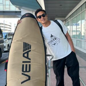 Yûsuke Iseya Instagram - 愛媛は松山での講演後の際、四国でサーフィンしたくて、板も持って行ってました！
　Instagramでずーっと見てて、めちゃ乗りたかった @ken.shibuya (謙ちゃん)と @snowmamalife (ナミちゃん)夫婦で作ったキャンパー仕様のマイクロバスに松山で拾って貰い、4時間半の車内でわちゃわちゃ話しながら、着きましたは四万十川支流の入間の辺り。
　毎晩喋って呑んで、互いの人生から学びつつ、サーフィンは肩頭サイズのギロチンダンパーでコテンパンになるも、子供の無邪気さと、川に癒されたり。次に続く！