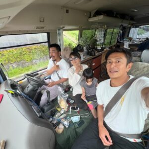 Yûsuke Iseya Instagram - 愛媛は松山での講演後の際、四国でサーフィンしたくて、板も持って行ってました！
　Instagramでずーっと見てて、めちゃ乗りたかった @ken.shibuya (謙ちゃん)と @snowmamalife (ナミちゃん)夫婦で作ったキャンパー仕様のマイクロバスに松山で拾って貰い、4時間半の車内でわちゃわちゃ話しながら、着きましたは四万十川支流の入間の辺り。
　毎晩喋って呑んで、互いの人生から学びつつ、サーフィンは肩頭サイズのギロチンダンパーでコテンパンになるも、子供の無邪気さと、川に癒されたり。次に続く！