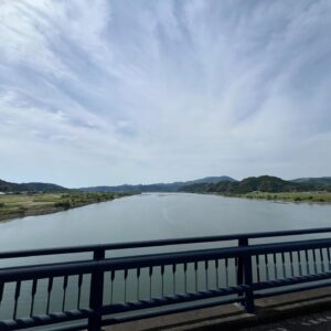 Yûsuke Iseya Instagram - 愛媛は松山での講演後の際、四国でサーフィンしたくて、板も持って行ってました！
　Instagramでずーっと見てて、めちゃ乗りたかった @ken.shibuya (謙ちゃん)と @snowmamalife (ナミちゃん)夫婦で作ったキャンパー仕様のマイクロバスに松山で拾って貰い、4時間半の車内でわちゃわちゃ話しながら、着きましたは四万十川支流の入間の辺り。
　毎晩喋って呑んで、互いの人生から学びつつ、サーフィンは肩頭サイズのギロチンダンパーでコテンパンになるも、子供の無邪気さと、川に癒されたり。次に続く！