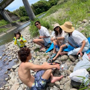 Yûsuke Iseya Instagram - 愛媛は松山での講演後の際、四国でサーフィンしたくて、板も持って行ってました！
　Instagramでずーっと見てて、めちゃ乗りたかった @ken.shibuya (謙ちゃん)と @snowmamalife (ナミちゃん)夫婦で作ったキャンパー仕様のマイクロバスに松山で拾って貰い、4時間半の車内でわちゃわちゃ話しながら、着きましたは四万十川支流の入間の辺り。
　毎晩喋って呑んで、互いの人生から学びつつ、サーフィンは肩頭サイズのギロチンダンパーでコテンパンになるも、子供の無邪気さと、川に癒されたり。次に続く！