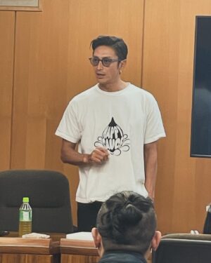 Yûsuke Iseya Instagram - ロアークの四角いバックパックを背負って、愛媛は松山にて講演会、セミナー？どちらで呼ぶかはさておき、今年も行ってきました。
　テーマは「人類の成長を考える」
現在の日本とあなたの進化度を知り、進化のための変化を創る会になります。
　もう既に4回目。最初はREBIRTH PROJECTの活動について、2回目はデザイン思考、3回目は幸せについて、ざっくりと僕が経験を通して、考え及んだことを皆様と共有させてもらってます。
　来年は少しづつでも多くの方に聞いて頂ける形を作れたらと考えてますので、ご参加いただけたらと思います！