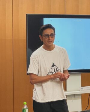 Yûsuke Iseya Instagram - ロアークの四角いバックパックを背負って、愛媛は松山にて講演会、セミナー？どちらで呼ぶかはさておき、今年も行ってきました。
　テーマは「人類の成長を考える」
現在の日本とあなたの進化度を知り、進化のための変化を創る会になります。
　もう既に4回目。最初はREBIRTH PROJECTの活動について、2回目はデザイン思考、3回目は幸せについて、ざっくりと僕が経験を通して、考え及んだことを皆様と共有させてもらってます。
　来年は少しづつでも多くの方に聞いて頂ける形を作れたらと考えてますので、ご参加いただけたらと思います！