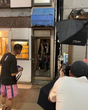 Yûsuke Iseya Instagram - 学芸大学にある古着屋 @endresstheshop の清水君が、兼ねてからモデルをやって欲しいと言ってくれていて、この度やっと了解し、撮影風景をチラ見せです。
　まだ本番の写真も見れてないですが、近日中に公開すると思います。
　それにしても、清水君のモチベーションが高くて、着てる方は大変ダス〜🤭