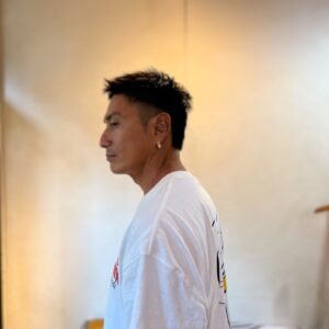 Yûsuke Iseya Instagram - 髪を切りました。
いつもの東ちゃん(@hair_design_apple )のところへ。
今回は少し伸ばしていた髪が、サーフィンで邪魔だし、潮焼けだか日焼けで髪は茶色くなるからバッサリと。
ただ短くするのは嫌だったので、後ろ髪が全体的に長い仕様です。