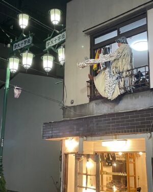 Yûsuke Iseya Instagram - 学芸大学にある古着屋 @endresstheshop の清水君が、兼ねてからモデルをやって欲しいと言ってくれていて、この度やっと了解し、撮影風景をチラ見せです。
　まだ本番の写真も見れてないですが、近日中に公開すると思います。
　それにしても、清水君のモチベーションが高くて、着てる方は大変ダス〜🤭