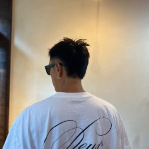 Yûsuke Iseya Instagram - 髪を切りました。
いつもの東ちゃん(@hair_design_apple )のところへ。
今回は少し伸ばしていた髪が、サーフィンで邪魔だし、潮焼けだか日焼けで髪は茶色くなるからバッサリと。
ただ短くするのは嫌だったので、後ろ髪が全体的に長い仕様です。