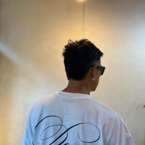 Yûsuke Iseya Instagram - 髪を切りました。
いつもの東ちゃん(@hair_design_apple )のところへ。
今回は少し伸ばしていた髪が、サーフィンで邪魔だし、潮焼けだか日焼けで髪は茶色くなるからバッサリと。
ただ短くするのは嫌だったので、後ろ髪が全体的に長い仕様です。