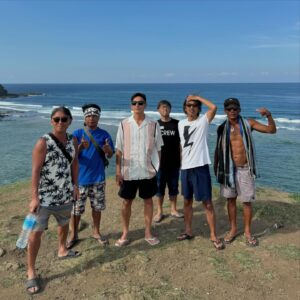 Yûsuke Iseya Instagram - 楽しかったなぁ〜！
今回使った板は @firewiresurfboards のFRK ibolic ラウンドテール6.0 でした！
毎日サーフィンして、飲んで、食いすぎて、気絶笑
ある日は@surftriton のテイさんが皆んなおそろのシャツ買ってくれたり、ホテルで結構デカめな蟹見つけたりして、動物達と触れ合って、波はさほど大きくはなかったけど、癒される旅だった。ただ、波の見極めがイマイチな僕はギリギリの波にやられて、肩やら首やら腰やら、色々と削られましたけどね！
体が動くうちはトレーニング兼ねてますから、続けますです。

#firewiresurfboard 
#firewiresurfboards 
#nextlevelwetsuits 
#warriorswetsuits 
#lombok 
#lombokisland 
#shirts