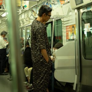 Yûsuke Iseya Instagram - 自殺率が先進国中最も高いにも関わらず「私は幸せ」「死のうとは思ったことがない」と言う。社会に無頓着でも罪ではないが、その無頓着さが日本社会の成長を妨げる。しかし、無頓着になるのも無理はない。何かしたくとも資本主義に組み敷かれれば、政治に関わる力も残さなせない。関わる余力があろうとも、今の政治の仕組みは民衆の力を無力化させ、観客型民主主義を助長する。助長しながらも「投票に行け」はお門違いだ。
　
　システムに疑問を持て。

イベント迄　後1日！
　
by Happy Sauce

DELUXE X YUSUKE ISEYA X AUN・TERRA
FIVE TREES POP-UP STORE

1990年代後半より親交のある
＜DELUXE＞ デザイナーのHUE、
＜Happy Sauce＞主宰 俳優の伊勢谷 友介、
＜AUN・TERRA＞ファッションスタイリストの葛西 信博、
3名によるアートプロジェクト。

今回、完成させたのは2型のアパレルウェア。
DELUXEを代表するスキッパーシャツ・イージーパンツ
をベースモデルにチョイスし、

〈Happy Sauce〉伊勢谷 友介が作成した
メッセージをレターグラフィックで昇華。
シャツの胸ポケット、パンツのヒップポケットへ
落とし込んだデザインが特徴のアイテムに仕上がりました。
また、本アイテムには同メッセージをプリントした
スペシャルバンダナが特典として付属される
BOX SETも30個限定で登場。

2024年7月12日（金）11:00〜22:00
目黒区五本木クラフトビール・バーFIVE TREESにて
開催されるポップアップストアにて先行発売。
同日17:00〜20:00はリリースパーティーを開催致します。

開催日時 : 2024年7月12日（金）11:00〜22:00
場所 : FIVE TREES (GOHONGI)

〒152-0001 東京都目黒区中央町2-35-13

https://fivetrees.tokyo

@deluxe_jp 
@aunterra_official 
@sauce.of.happiness 

@hue_deluxe 
@nobuhirokasai 
@iseya_yusuke