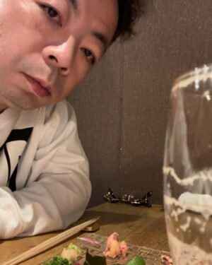 Yusuke Nishizawa Instagram - 岸よ。大阪ひとりメシ。こんな夜もあるじゃない。
#岸大介
#太秦の空き時間
#何してますのん