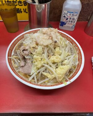 Yusuke Nishizawa Instagram - 岸です。先日の初ラーメン二郎。
#パンチ力
#すごいやん
#注文の時ドキドキ
#ニンニク
#野菜
#あぶら
#バイクも
#岸大介
#太秦の空き時間
#何してますのん