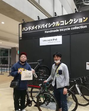 Yusuke Nishizawa Instagram - 岸です。
先日のCYCLE MODE TOKYO2023
#マッキサイクルズ
#ロードバイク
#同級生
#東京ビッグサイト
#岸大介
#太秦の空き時間
#何してますのん