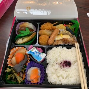 Yusuke Nishizawa Instagram - 岸です。ちょっと前の営業先の弁当やねんけど、開けたら飴入っててん。なんでそんなとこに飴入れとくん？なぁ、なんで？
えーか、僕は飴食べへんよ。

#ここにのど飴一番いらん
#食べるタイミングもわからん
#あと弁当若いよ
#岸はもっと落ち着いた弁当がいいよ
#助六でええんよ
#岸大介
#太秦の空き時間
#何してますのん