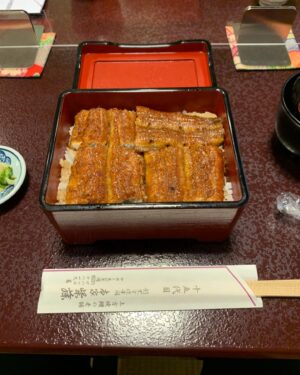Yusuke Nishizawa Instagram - 岸です。ダイアンくんがやってる大阪のロケ番組の昼ご飯の高級鰻。視聴率が良くて賞もらってその賞金で連れて来てもらったんやって。普段こんなことないから一瞬終わるんやと思ったらしいよ。
#柴藤
#美味すぎ
#みんなふんふん言うて食うてた
#ごちそうさまでした
#岸大介
#太秦の空き時間
#何してますのん