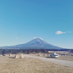 Yusuke Nishizawa Instagram - 岸です。ちょっと前に行ったユースケキャンプ。寒過ぎて死ぬ思たらしいよ。景色もいいやん。でも寒過ぎて死ぬ思たらしいよ。。
#ほんまに寒過ぎて
#また夜一瞬帰ろ思たて
#朝は水も凍ってたよ
#ふもとっぱら
#岸大介
#太秦の空き時間
#何してますのん