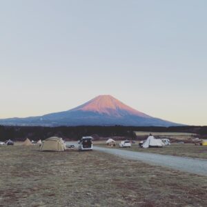 Yusuke Nishizawa Instagram - 岸です。ちょっと前に行ったユースケキャンプ。寒過ぎて死ぬ思たらしいよ。景色もいいやん。でも寒過ぎて死ぬ思たらしいよ。。
#ほんまに寒過ぎて
#また夜一瞬帰ろ思たて
#朝は水も凍ってたよ
#ふもとっぱら
#岸大介
#太秦の空き時間
#何してますのん