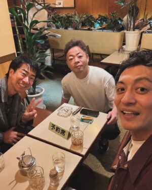 Yusuke Nishizawa Instagram - 岸です。今日はNGK出番。1回目の合間は浜本さんにご飯連れて行ってもらったよ。2回目の合間はやることなくてアルファベットチョコレートを飴の下の方に隠してたよ。
#浜本さん
#村田さん
#やなぎ浩二さん
#岸大介
#太秦の空き時間
#何してますのん