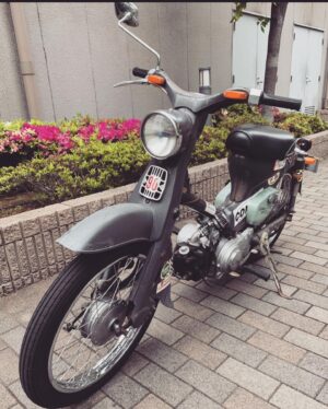 Yusuke Nishizawa Instagram - 岸です。ユースケくんが所ジョージさんからいただいたカブCM90。1964年のやで。めちゃめちゃかっこええねん。詳しくはダイアンのYouTube見たってやー！
#所ジョージさん
#木梨憲武さん
#ダイアン
#世田谷ベースすごい
#ノリさんのおかげ
#お二人ともめちゃくちゃ優しい
#また行きたい
#カブCM90
#岸大介
#太秦の空き時間
#何してますのん