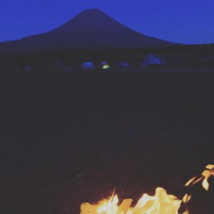 Yusuke Nishizawa Instagram - 岸です。ちょっと前に行ったユースケキャンプ。寒過ぎて死ぬ思たらしいよ。景色もいいやん。でも寒過ぎて死ぬ思たらしいよ。。
#ほんまに寒過ぎて
#また夜一瞬帰ろ思たて
#朝は水も凍ってたよ
#ふもとっぱら
#岸大介
#太秦の空き時間
#何してますのん