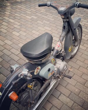 Yusuke Nishizawa Instagram - 岸です。ユースケくんが所ジョージさんからいただいたカブCM90。1964年のやで。めちゃめちゃかっこええねん。詳しくはダイアンのYouTube見たってやー！
#所ジョージさん
#木梨憲武さん
#ダイアン
#世田谷ベースすごい
#ノリさんのおかげ
#お二人ともめちゃくちゃ優しい
#また行きたい
#カブCM90
#岸大介
#太秦の空き時間
#何してますのん