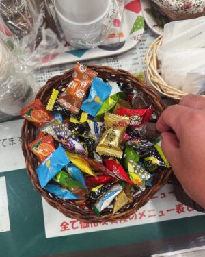 Yusuke Nishizawa Instagram - 岸です。今日はNGK出番。1回目の合間は浜本さんにご飯連れて行ってもらったよ。2回目の合間はやることなくてアルファベットチョコレートを飴の下の方に隠してたよ。
#浜本さん
#村田さん
#やなぎ浩二さん
#岸大介
#太秦の空き時間
#何してますのん