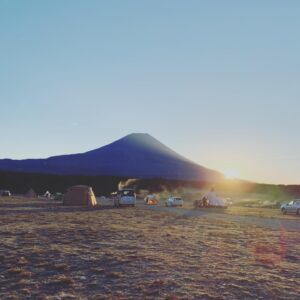 Yusuke Nishizawa Instagram - 岸です。ちょっと前に行ったユースケキャンプ。寒過ぎて死ぬ思たらしいよ。景色もいいやん。でも寒過ぎて死ぬ思たらしいよ。。
#ほんまに寒過ぎて
#また夜一瞬帰ろ思たて
#朝は水も凍ってたよ
#ふもとっぱら
#岸大介
#太秦の空き時間
#何してますのん