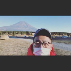 Yusuke Nishizawa Instagram - 岸です。ちょっと前に行ったユースケキャンプ。寒過ぎて死ぬ思たらしいよ。景色もいいやん。でも寒過ぎて死ぬ思たらしいよ。。
#ほんまに寒過ぎて
#また夜一瞬帰ろ思たて
#朝は水も凍ってたよ
#ふもとっぱら
#岸大介
#太秦の空き時間
#何してますのん
