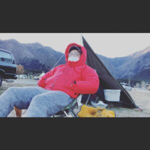 Yusuke Nishizawa Instagram - 岸です。ちょっと前に行ったユースケキャンプ。寒過ぎて死ぬ思たらしいよ。景色もいいやん。でも寒過ぎて死ぬ思たらしいよ。。
#ほんまに寒過ぎて
#また夜一瞬帰ろ思たて
#朝は水も凍ってたよ
#ふもとっぱら
#岸大介
#太秦の空き時間
#何してますのん