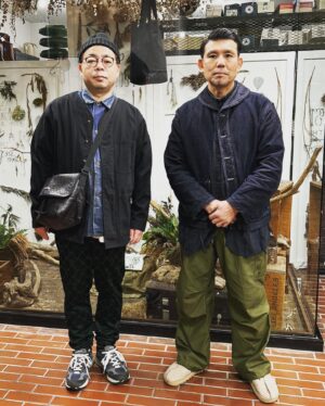 Yusuke Nishizawa Instagram - 岸です。先日のユースケ。
富山にあるヴィンテージショップForemost。
@foremostvintage 代表の根本さん。お店も根本さんもめちゃめちゃカッコいいで。また早よ行きたいで。
#富山
#Foremost
#雨でタクシー無さすぎてチンチン電車乗ったよ
#岸大介
#太秦の空き時間
#何してますのん