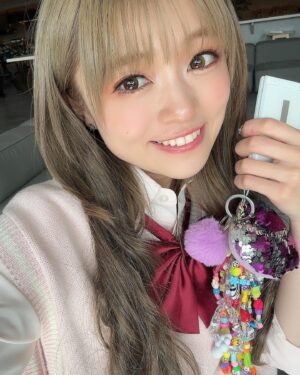 Yuuki Wakai Instagram - 明日はツアー東京公演ですっ
なりたいものになっていいよシリーズで
平成ギャルになった私がグッズになってるので
記念にゲットしてくださいな🫰
⁡
⁡
#地元にいた頃憧れだった109
#令和の渋谷に馴染まなさすぎてまじで浮いてた
#誰か今度平成ソング縛りカラオケしよ
#ギャルメイク #ギャル