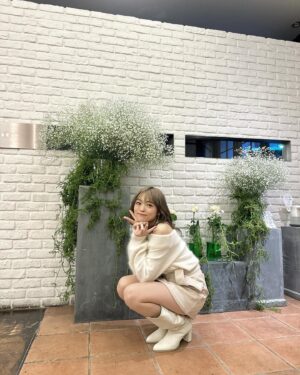 Yuuki Wakai Instagram - 新曲のリリースイベントでした〜！
⁡
やっぱこの衣装可愛いよねー！！
ブーツがお気に入りや〜！‎⛄️
⁡
この衣装と一緒に写真撮れるのは
残り仙台かな？？楽しみにしとるね‎🤍
⁡
今日遊びに来てくれたみんなありがとうございました‎‎🤍
⁡
⁡
#白コーデ #冬コーデ #低身長コーデ #オフショルニット #可愛いのに #私服で着るタイミングがない
#みんなどうしてる？ #中にヒートテックどうやって仕込むの？ #まさか寒いの我慢してる？