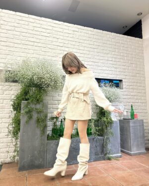 Yuuki Wakai Instagram - 新曲のリリースイベントでした〜！
⁡
やっぱこの衣装可愛いよねー！！
ブーツがお気に入りや〜！‎⛄️
⁡
この衣装と一緒に写真撮れるのは
残り仙台かな？？楽しみにしとるね‎🤍
⁡
今日遊びに来てくれたみんなありがとうございました‎‎🤍
⁡
⁡
#白コーデ #冬コーデ #低身長コーデ #オフショルニット #可愛いのに #私服で着るタイミングがない
#みんなどうしてる？ #中にヒートテックどうやって仕込むの？ #まさか寒いの我慢してる？