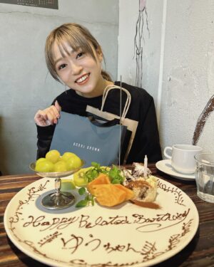Yuuki Wakai Instagram - 先日学生時代から一緒にレッスンしてきた音楽仲間と
久しぶりにランチしまして！
⁡
大人になるとなかなか会えなくなってくるなか
今でもこうやってみんなで集まれるのは本当にありがたい事で
各々がいろんな人生を歩みつつ
みんながいい所は変わらず大人になってる！笑
⁡
私が東京で楽しく過ごせてるのは
この人達が近くにいてくれるから😂
じゃないと友達がいなさすぎてどうしようかとおもう笑笑
⁡
ほんでまさかの誕生日サプライズしてくれて！
⁡
着飾らずにいられる友達が改めてこうやってお祝いしてくれるの
心から嬉しいなあとしみじみ思いました🥹♡
⁡
そんな私はただいまニューヨークにおります！🇺🇸
7年振りのNY！前回は旅行でしたが今回はライブ！笑
アメリカでライブは久しぶりや〜！楽しみ！！

⁡
#チーム名古屋
#全員方言ダダ漏れ
#昔からの友達にはゆうちゃんと呼ばれる 
#newyorkcity