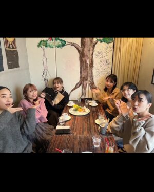 Yuuki Wakai Instagram - 先日学生時代から一緒にレッスンしてきた音楽仲間と
久しぶりにランチしまして！
⁡
大人になるとなかなか会えなくなってくるなか
今でもこうやってみんなで集まれるのは本当にありがたい事で
各々がいろんな人生を歩みつつ
みんながいい所は変わらず大人になってる！笑
⁡
私が東京で楽しく過ごせてるのは
この人達が近くにいてくれるから😂
じゃないと友達がいなさすぎてどうしようかとおもう笑笑
⁡
ほんでまさかの誕生日サプライズしてくれて！
⁡
着飾らずにいられる友達が改めてこうやってお祝いしてくれるの
心から嬉しいなあとしみじみ思いました🥹♡
⁡
そんな私はただいまニューヨークにおります！🇺🇸
7年振りのNY！前回は旅行でしたが今回はライブ！笑
アメリカでライブは久しぶりや〜！楽しみ！！

⁡
#チーム名古屋
#全員方言ダダ漏れ
#昔からの友達にはゆうちゃんと呼ばれる 
#newyorkcity