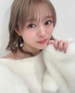 Yuuki Wakai Instagram - 「White Lyrical Kingdom」MV見てくれたかな？
⁡
今回ドアップのカットが多くてちょっと照れくさいけど！笑
あざとかわいいi☆Risちゃん楽しんでください⛄️
⁡
そして衣装可愛いよねー🤍
今回はみんなにギャルって言われたよ笑
そこがお気に入り😉
⁡
1/24(水)リリースです！
⁡
⁡
Styling @shingo_tsuno 
Hair&make @1129kotomi 
⁡
⁡
#冬コーデ #デートコーデ #白コーデ #低身長コーデ
#雪だるま ⛄️