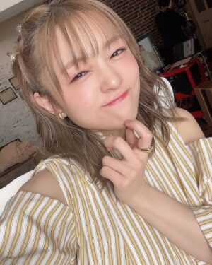 Yuuki Wakai Instagram - 今日のプリパラ単独ライブお疲れ様でしたっ！♡
グッズのパンフレットのオフショットです♡
⁡
可愛い羽が生えました。笑
⁡
髪型がラブリーで意外とラブリー系も悪くないな？と思った日でした♡笑
⁡
明日からi☆Risのツアーがはじまります！
愛たくて震えながら待っててね♡笑
⁡
#低身長コーデ #春コーデ #プリパラ
