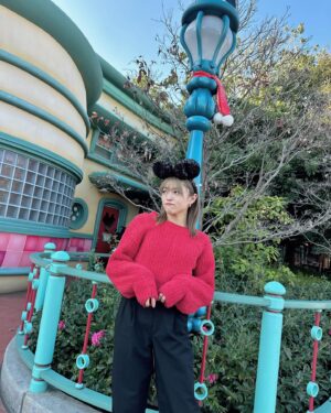 Yuuki Wakai Instagram - 2023年の仕事納めてきましたっ！！
⁡
今年も色んなことをやらせていただけて
感謝感謝の1年でした！！！
⁡
来年はもっといい年にしたい！！！
しなきゃね🫶
⁡
みなさんありがとうございました‎🤍
⁡
⁡
ついでにディズニーコーデ載せときます‎🤍
⁡
top #freesmart 
bottom #uniqlo 
shoes #converse #chucktaylor 

#ディズニーコーデ #ミッキーコーデ #低身長コーデ