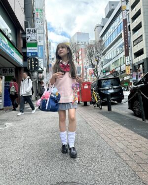 Yuuki Wakai Instagram - 明日はツアー東京公演ですっ
なりたいものになっていいよシリーズで
平成ギャルになった私がグッズになってるので
記念にゲットしてくださいな🫰
⁡
⁡
#地元にいた頃憧れだった109
#令和の渋谷に馴染まなさすぎてまじで浮いてた
#誰か今度平成ソング縛りカラオケしよ
#ギャルメイク #ギャル