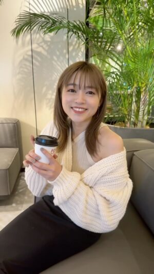 Yuuki Wakai Instagram - Beautiful skyな日にお散歩‪🌱‬ みんなも聴いてねっ♡  #beautiful #sky #デート #デート服 #デートコーデ #春コーデ #カフェ #コーヒー #リール #followme #fyp