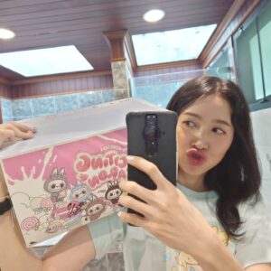 Yuwanat Arayanimisakul Instagram - อยากจะเป็นเหมือน ลิซ่า 
แต่เราดันเหมือนแค่ เกี๊ยวซ่า

......ที่......
 ตอนนี้ยิ้มแก้มแทบจะปริ😁

(ชอบภาพไหนกันมากสุดคะเนี่ย?😚)
.
.
#labubu #labubuthailand
#LabubuMacaron #popmart
