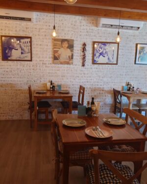 Yuwanat Arayanimisakul Instagram - ถ้าถามว่าชอบร้านอิตาเลียนร้านไหน อับดับต้นๆในใจ ก็ร้านนี้แหละค่ะ😍👍🇮🇹

เจ้าของร้านอิตาเลียนแท้ๆ ของสดมาก ฝีมือดีงามคงที่
เค้าย้ายร้านมาละค่ะ
อร่อย และไฉไลกว่าเดิม!

📍 Peppe Italian Food and Wine 
สุขุมวิท 81

มีร้านสเต็กเฮ้าส์ สุดอร่อย ร้านใหม่ของเค้าอยู่ติดกันด้วย (คั่นด้วยลานจอดรถร้าน)

รีวิววันนั้น
❤️ Risotto คือข้าวกรึบๆ aldonte ค่ะ ครีมมี่กำลังนวล อร่อยมากค่ะ
❤️ Calamari คือ หวานสดมาก กรอบสุดๆด้วย
❤️ มันบด คือที่นี่เนียนมากก ครีมมี่ ของโปรดน้องมาชส์คุงเค้า
❤️ Focaccia truffle pizza เนื้อพิซซ่าเนียนกรอบมาก หอมอร่อยเห็ดดีเลย หน้าก็ให้มาเยอะค่ะ
❤️ Cold cut ที่นี่ก็สดอร่อย สั่ง parma ham คืออร่อยมากก

คนที่ร้านก็เป็นกันเอง  บริการดีมากค่ะ

มี Parking หลายที่ค่ะ
.
.
.
.
#nartsreview  #narteats  #นาฏชวนชิม 
#italianfood #italianfoodlover  #italianrestau 
#italiaNpizza