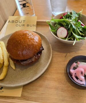 Yuwanat Arayanimisakul Instagram - แวะร้านดังด้านเบอร์เกอร์  แห่งปากช่อง เขาใหญ่😋
อร่อยดีเลยค่ะ คุ้มค่าการขับมานาน 

ขับผ่านเขตที่ผ่านธรรมชาติมากมายเพื่อมาร้านนี้

ร้าน
📍 @buun.khaoyai 

🍔 เมนูที่ได้Michelin Guide 2023 กับ 2024  คือ เบอร์เกอร์แจ่วมะเขือพริกคั่ว นาฏชอบเมนูนี้ เปรี้ยว เผ็ดนิดๆ มีความคิดสร้างสรรค์ดีค่ะ เนื้อคารูบิกก็นุ่มกลางๆ แต่หวานหอมอร่อยค่ะ 
🍔เบอร์เกอร์ Buun เนื้อโคดำลำตะคอง บดๆ หอมดีค่ะ ซอสเค้าเข้มกลมกล่อมกำลังดีมาก

ร้านในเครือมีหลายร้านเลยค่ะ
ร้านขนม.@maa___khaoyai  คนแน่น เราก็สามารถสั่งมาทานที่ร้าน Buynได้ค่ะ

🍮🍰 Petch pakchong cake ทำจากน้อยหน่า ก็สดชื่นอีกแบบค่ะ มีเนื้อน้อยหน่าผสมด้วย
🍰 Strawberry shortcake ที่น้องมาชส์สั่งคืเ เธอชอบมาก สตอเบอรี่สดหวานอร่อย
.
.
#narteats #นาฏชวนชิม
#nartsreview #khaoyairestaurant #khaoyaicafe