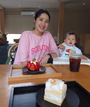 Yuwanat Arayanimisakul Instagram - แวะร้านดังด้านเบอร์เกอร์  แห่งปากช่อง เขาใหญ่😋
อร่อยดีเลยค่ะ คุ้มค่าการขับมานาน 

ขับผ่านเขตที่ผ่านธรรมชาติมากมายเพื่อมาร้านนี้

ร้าน
📍 @buun.khaoyai 

🍔 เมนูที่ได้Michelin Guide 2023 กับ 2024  คือ เบอร์เกอร์แจ่วมะเขือพริกคั่ว นาฏชอบเมนูนี้ เปรี้ยว เผ็ดนิดๆ มีความคิดสร้างสรรค์ดีค่ะ เนื้อคารูบิกก็นุ่มกลางๆ แต่หวานหอมอร่อยค่ะ 
🍔เบอร์เกอร์ Buun เนื้อโคดำลำตะคอง บดๆ หอมดีค่ะ ซอสเค้าเข้มกลมกล่อมกำลังดีมาก

ร้านในเครือมีหลายร้านเลยค่ะ
ร้านขนม.@maa___khaoyai  คนแน่น เราก็สามารถสั่งมาทานที่ร้าน Buynได้ค่ะ

🍮🍰 Petch pakchong cake ทำจากน้อยหน่า ก็สดชื่นอีกแบบค่ะ มีเนื้อน้อยหน่าผสมด้วย
🍰 Strawberry shortcake ที่น้องมาชส์สั่งคืเ เธอชอบมาก สตอเบอรี่สดหวานอร่อย
.
.
#narteats #นาฏชวนชิม
#nartsreview #khaoyairestaurant #khaoyaicafe