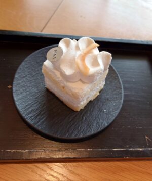 Yuwanat Arayanimisakul Instagram - แวะร้านดังด้านเบอร์เกอร์  แห่งปากช่อง เขาใหญ่😋
อร่อยดีเลยค่ะ คุ้มค่าการขับมานาน 

ขับผ่านเขตที่ผ่านธรรมชาติมากมายเพื่อมาร้านนี้

ร้าน
📍 @buun.khaoyai 

🍔 เมนูที่ได้Michelin Guide 2023 กับ 2024  คือ เบอร์เกอร์แจ่วมะเขือพริกคั่ว นาฏชอบเมนูนี้ เปรี้ยว เผ็ดนิดๆ มีความคิดสร้างสรรค์ดีค่ะ เนื้อคารูบิกก็นุ่มกลางๆ แต่หวานหอมอร่อยค่ะ 
🍔เบอร์เกอร์ Buun เนื้อโคดำลำตะคอง บดๆ หอมดีค่ะ ซอสเค้าเข้มกลมกล่อมกำลังดีมาก

ร้านในเครือมีหลายร้านเลยค่ะ
ร้านขนม.@maa___khaoyai  คนแน่น เราก็สามารถสั่งมาทานที่ร้าน Buynได้ค่ะ

🍮🍰 Petch pakchong cake ทำจากน้อยหน่า ก็สดชื่นอีกแบบค่ะ มีเนื้อน้อยหน่าผสมด้วย
🍰 Strawberry shortcake ที่น้องมาชส์สั่งคืเ เธอชอบมาก สตอเบอรี่สดหวานอร่อย
.
.
#narteats #นาฏชวนชิม
#nartsreview #khaoyairestaurant #khaoyaicafe