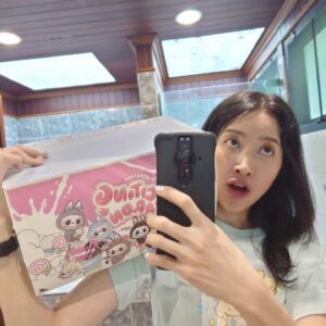 Yuwanat Arayanimisakul Instagram - อยากจะเป็นเหมือน ลิซ่า 
แต่เราดันเหมือนแค่ เกี๊ยวซ่า

......ที่......
 ตอนนี้ยิ้มแก้มแทบจะปริ😁

(ชอบภาพไหนกันมากสุดคะเนี่ย?😚)
.
.
#labubu #labubuthailand
#LabubuMacaron #popmart